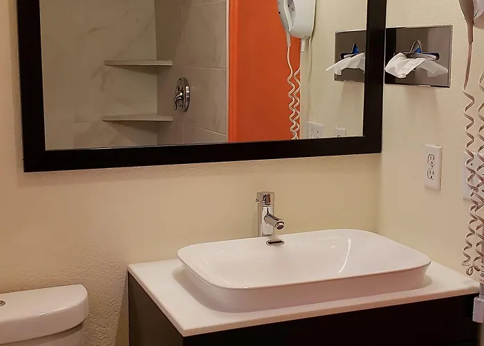 The Overland Downtown Nau Conference Center Motel 3*