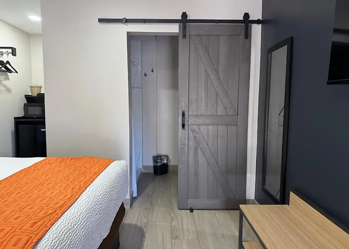 The Overland Downtown Nau Conference Center 3*